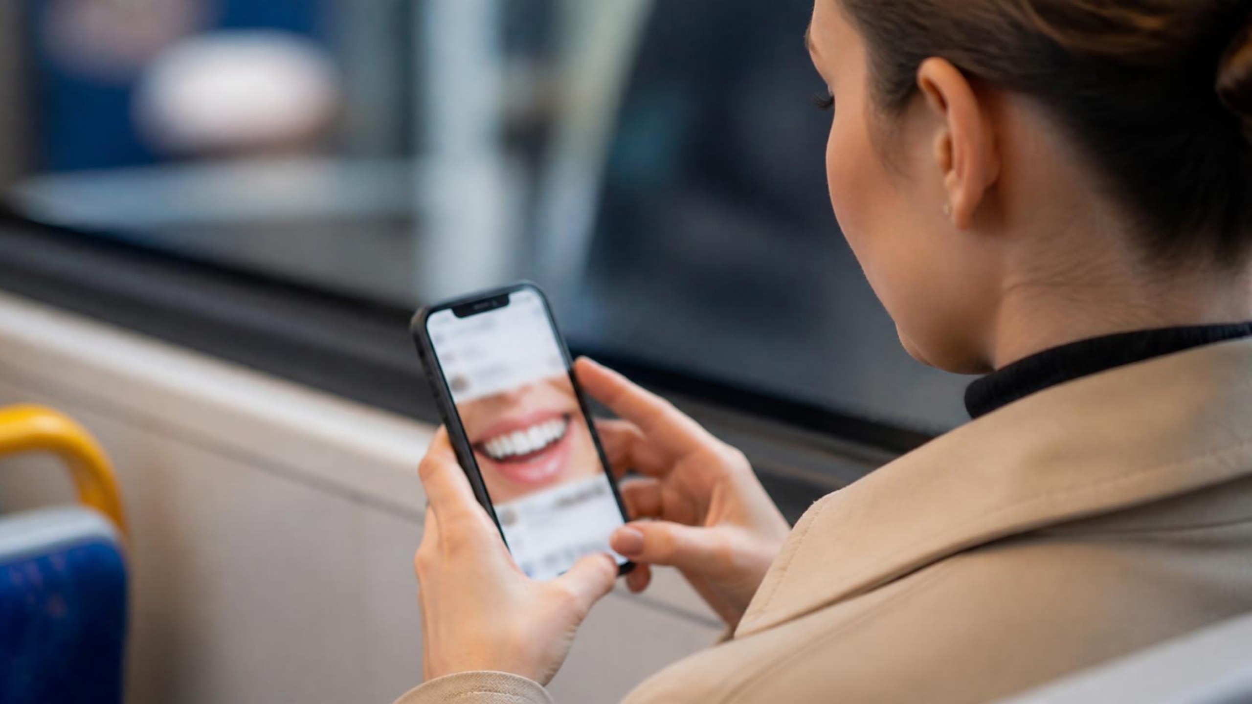Mulher a ver anúncio de clínica dentária no Instagram