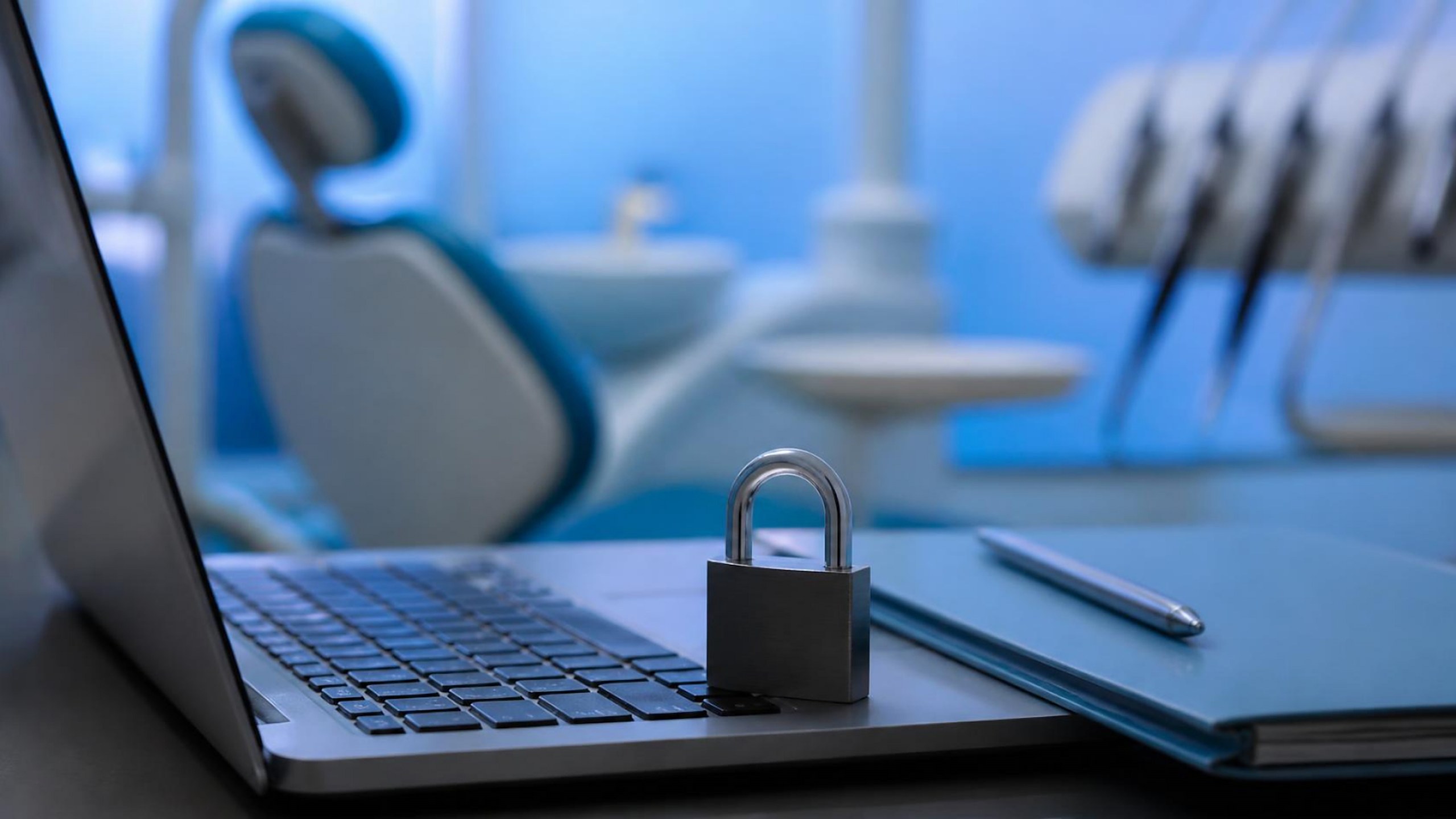 Cadeado sobre portátil a simbolizar a proteção de dados RGPD na clínica