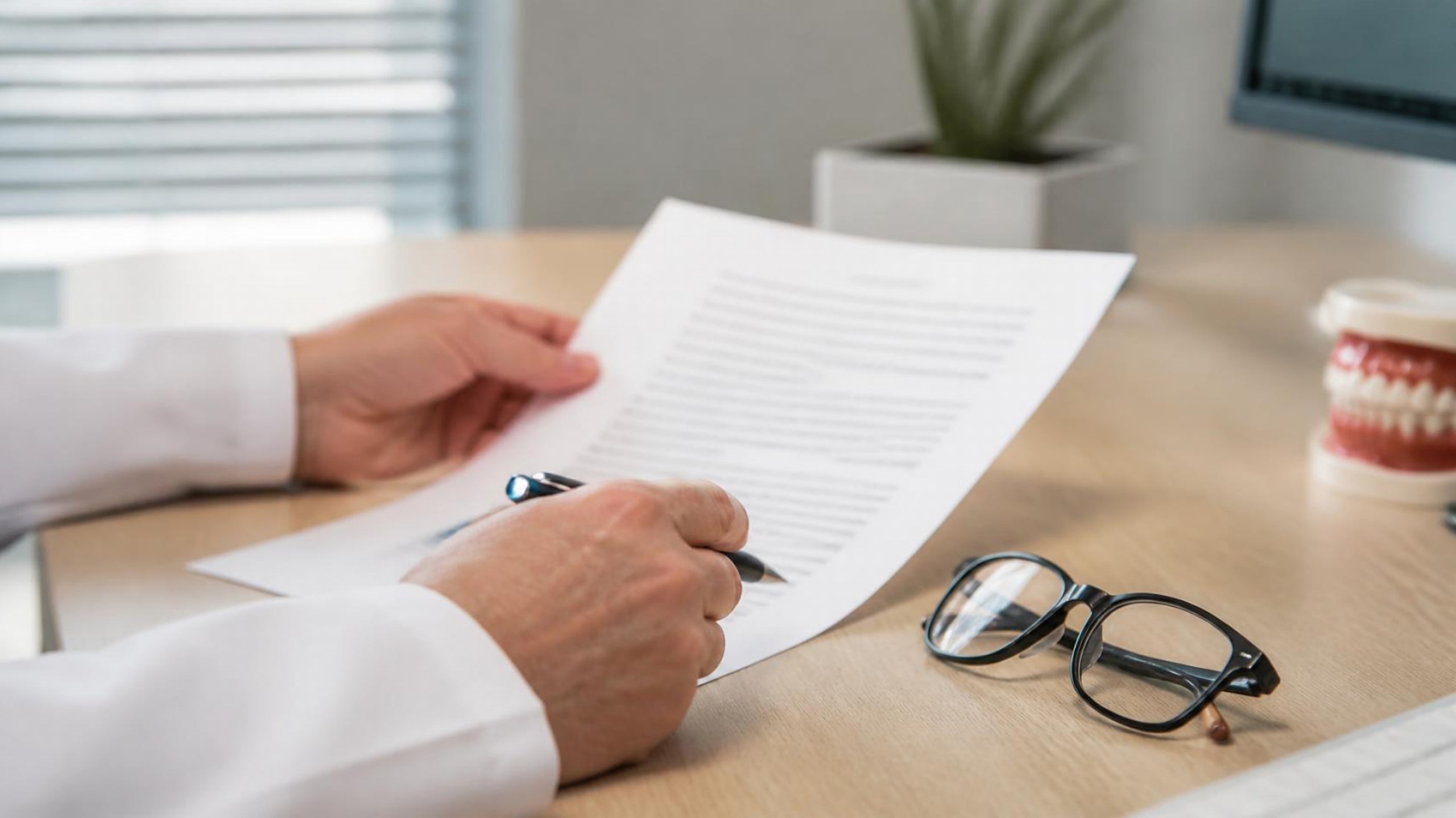 Dentista a ler atentamente o contrato de uma agência de marketing